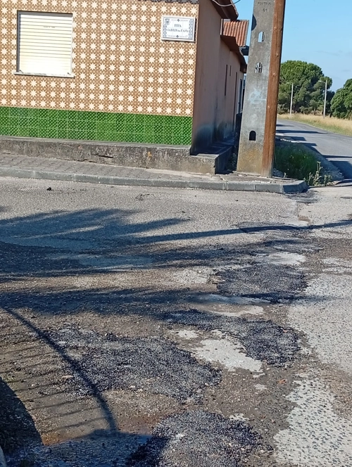 Manutenção de estradas da Freguesia, com alcatrão frio