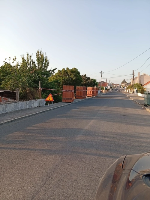 Preparação e sinalização de obras a iniciar em breve, na Rua Luís de Camões.